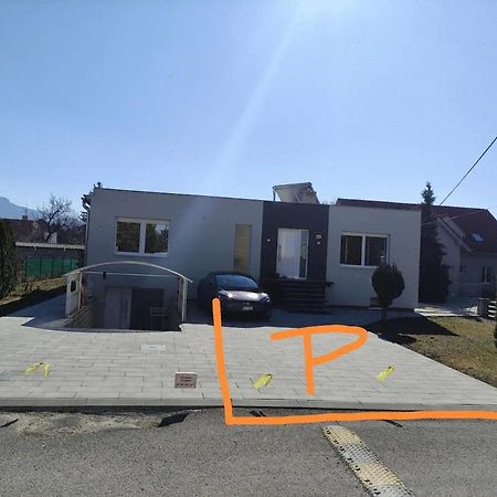 Slnecny Apartmanovy Dom Oslany エクステリア 写真